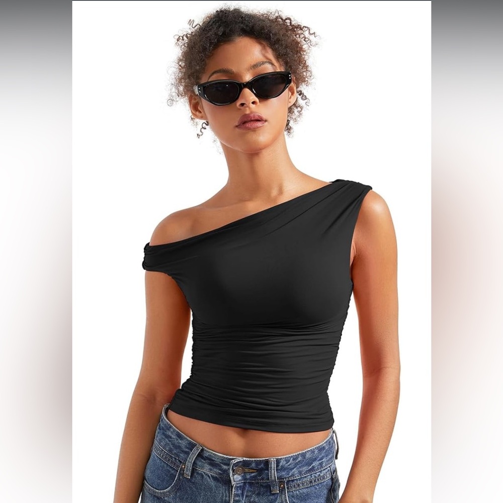 NWT viral asymmetrical style going out top size M, similar style to Aritzia